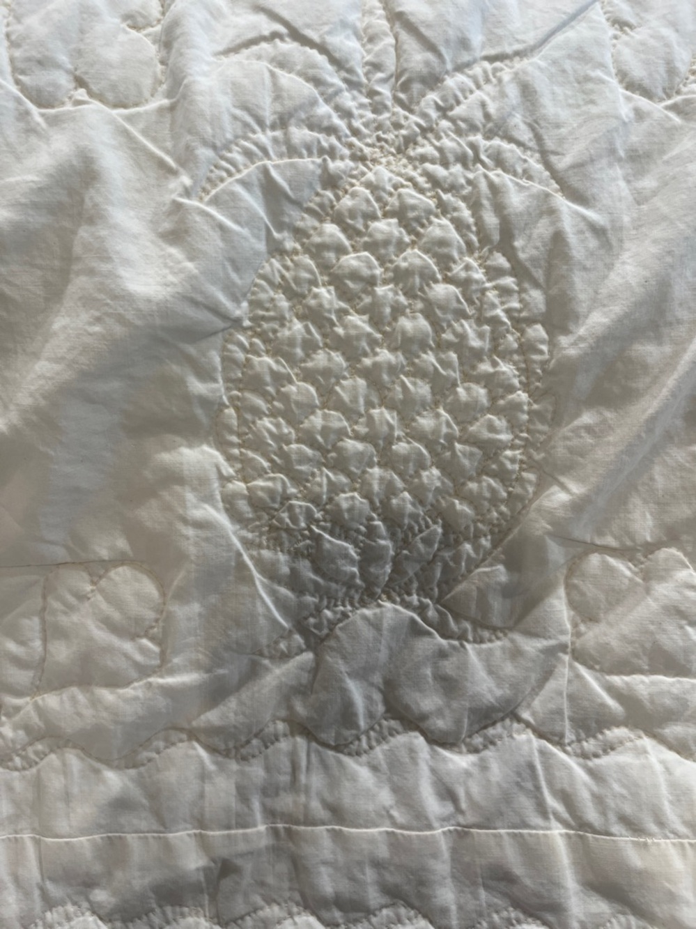 Gorgeous Antique hand-Quilted Pineapple Pattern Bedding Throw spread